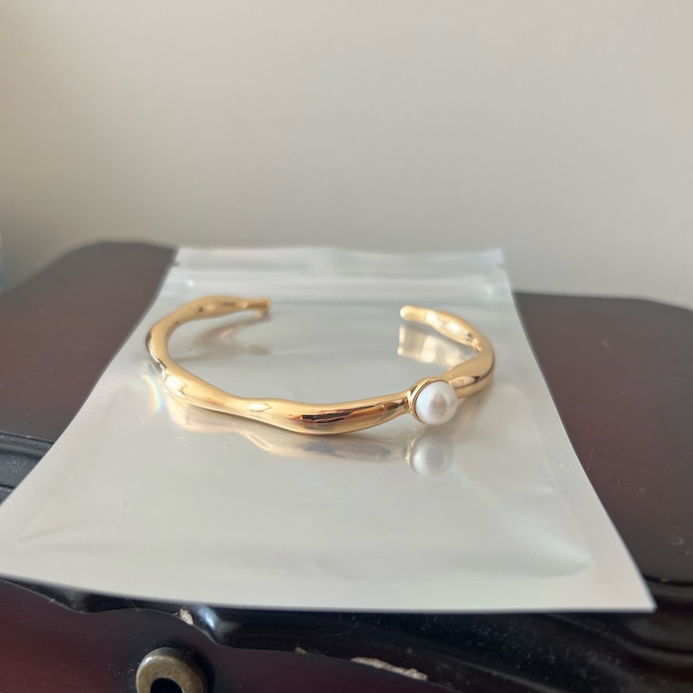 Elegant Gold wave Bracelet with Pearl Accent